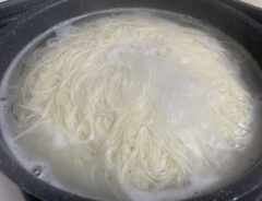 そうめんを茹でている様子