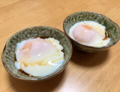 小鉢に入れられた温泉卵