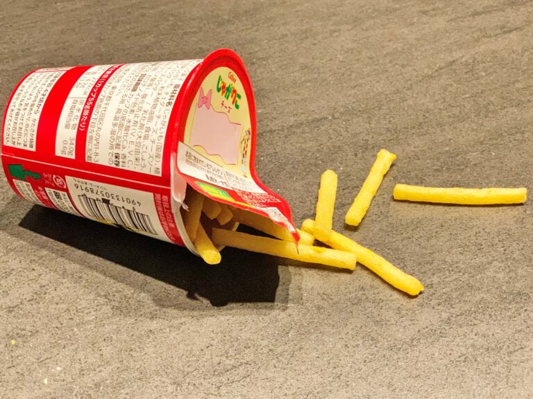 じゃがりこは、こう開けて！ こぼれにくい方法に「ずっとやる