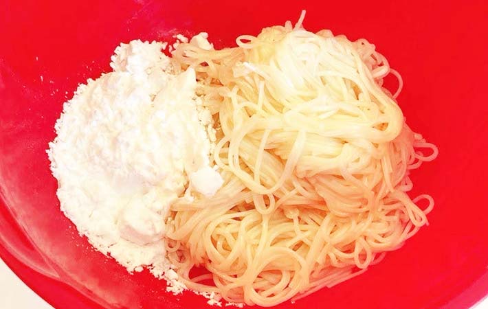 そうめんで団子を作る写真