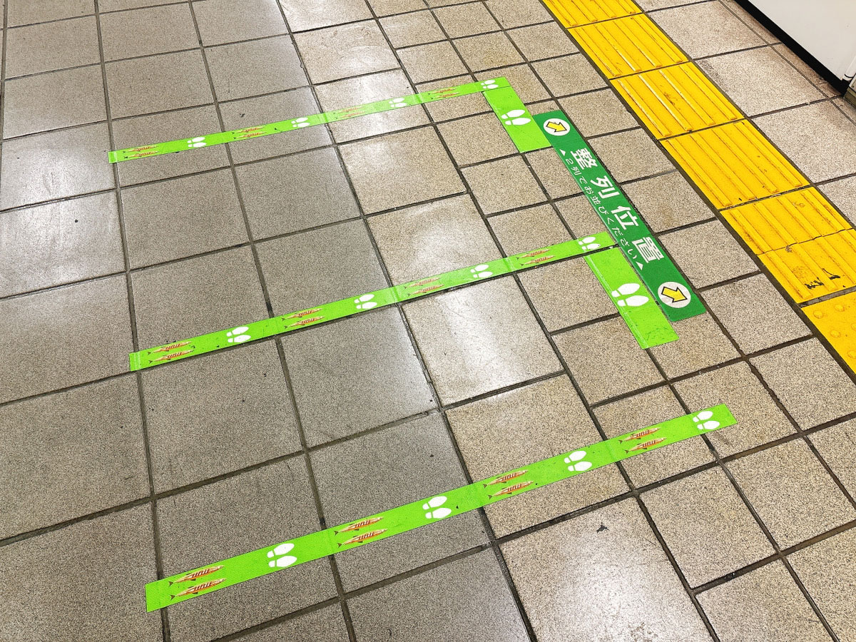 駅の整列位置の写真