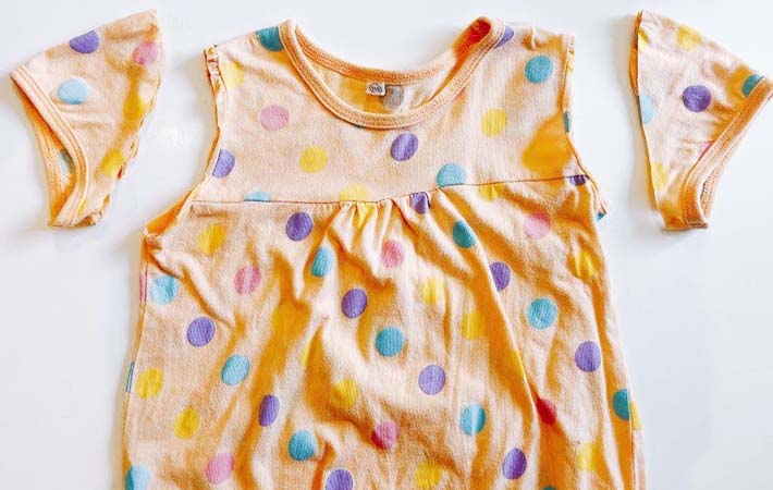 子供服でリメイクエコバッグを作る写真