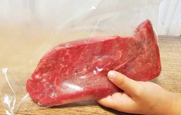 ステーキ用牛肉を砂糖で柔らかくする写真