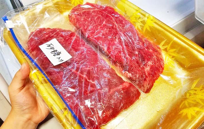 ステーキ用牛肉を砂糖で柔らかくする写真