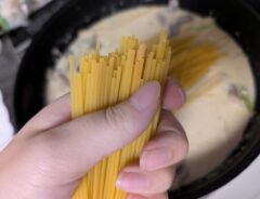 パスタを作る女性　麺を折ろうとすると…「そうはならんやろ」「ごめん笑った」