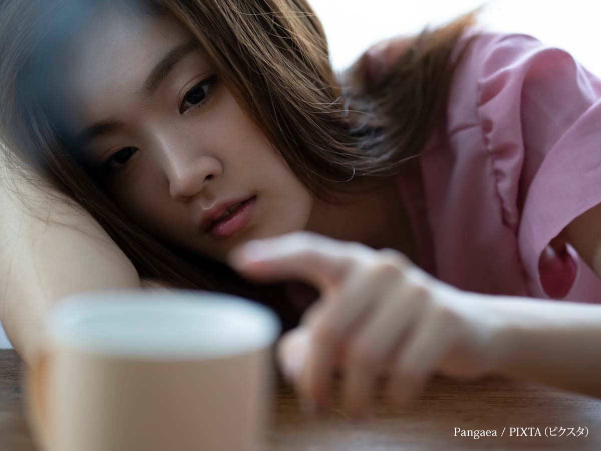 コーヒーを飲む女性の写真