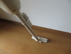 掃除機をかけている様子