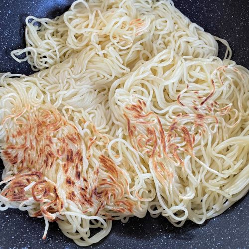 焼きそばの麺に焼き目が付いた様子