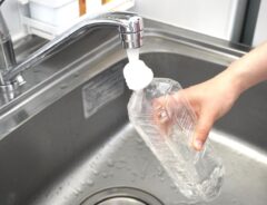 ペットボトルに水入れている様子