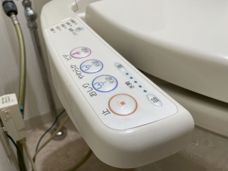 温水便座洗浄のボタン