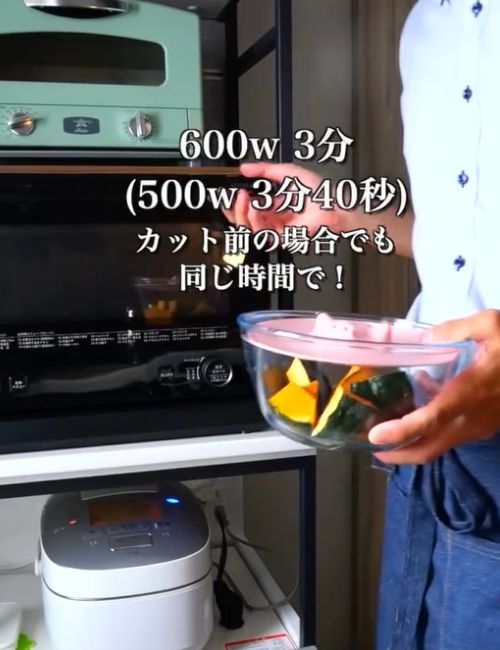 耐熱容器に少量の水とカボチャを入れてラップをかけ、６００ｗのレンジで３分ほど加熱しましょう。