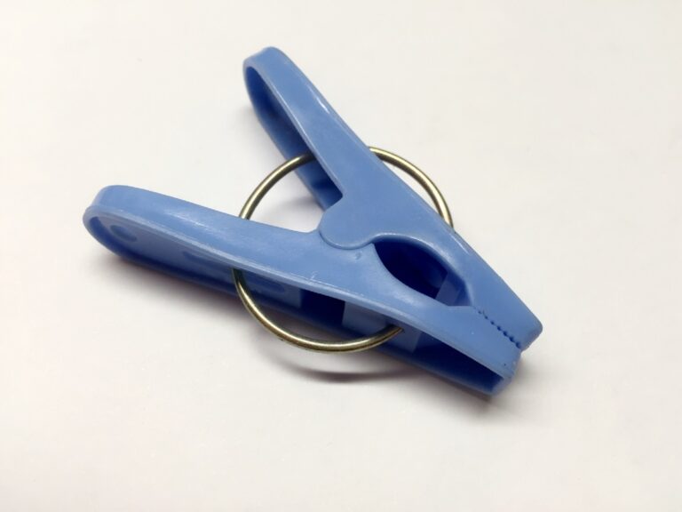 旅行バッグには『洗濯ばさみ』を忍ばせて！ 目からウロコの裏技に  