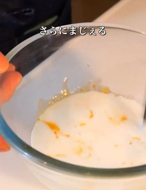 電子レンジから取り出し、バターが溶けていたらよく混ぜ、牛乳を５０CC入れて再度混ぜます。
さらに１００CC入れて混ぜ、仕上げにもう一度６００ｗの電子レンジで２分加熱してください。