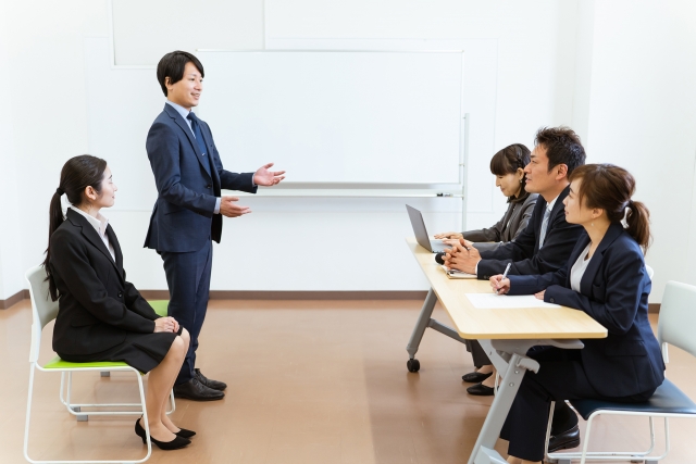 面接を受ける大学生と面接官の画像