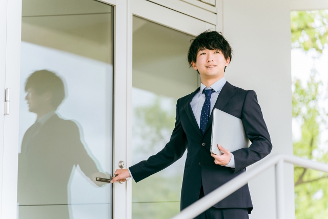 若いスーツ姿の教員・教育実習生・塾講師の画像