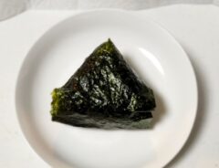 面倒な手間なし！　パリパリの海苔が楽しめるおにぎりの包み方