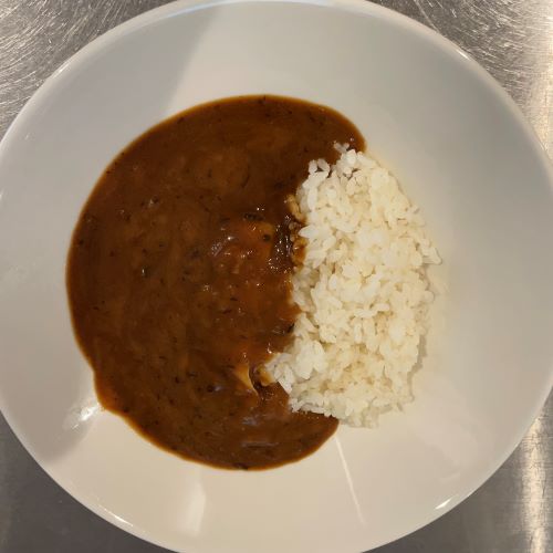 カレールーとご飯を皿の中で分けた様子