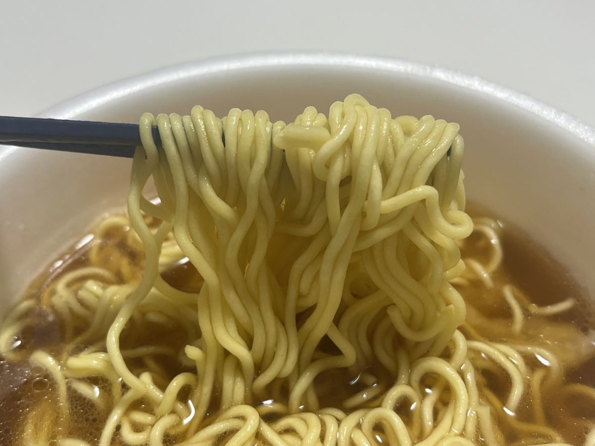 カップラーメンを箸あげしている様子