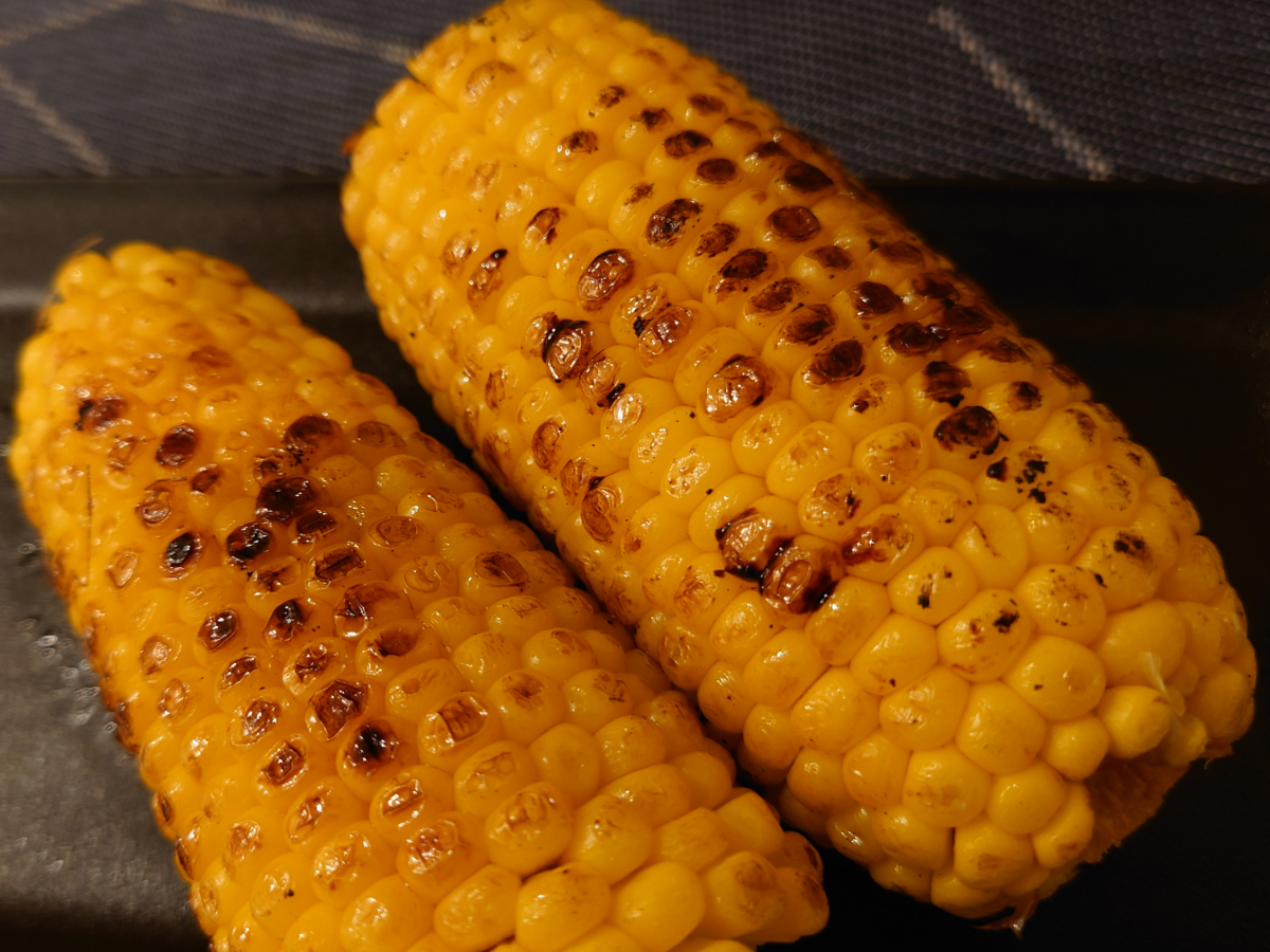 お皿に盛られた焼きトウモロコシ