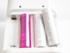 液漏れや劣化の原因にも！　条件が異なる電池を混ぜて使わないほうがいい理由に「納得」