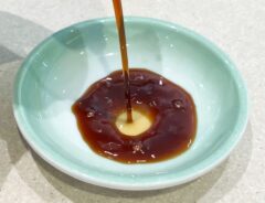 醤油を注いでいる様子