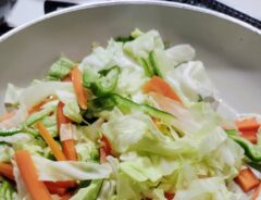 お皿にのせられた野菜