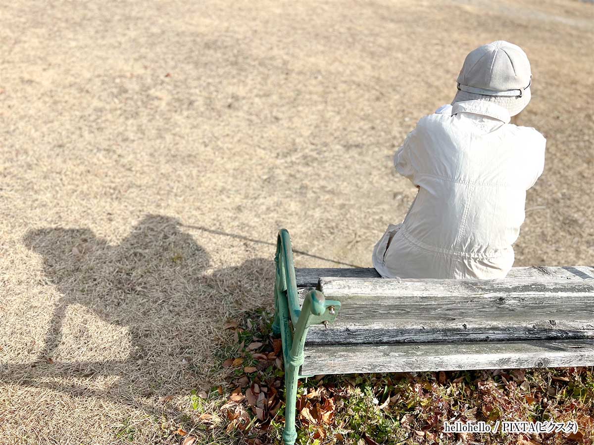 ベンチに座る年配女性の画像