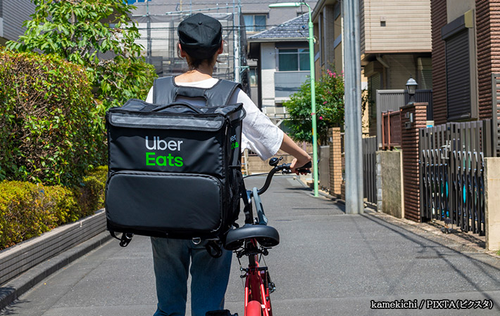 宅配サービス『Uber Eats』の配達員のイメージ写真