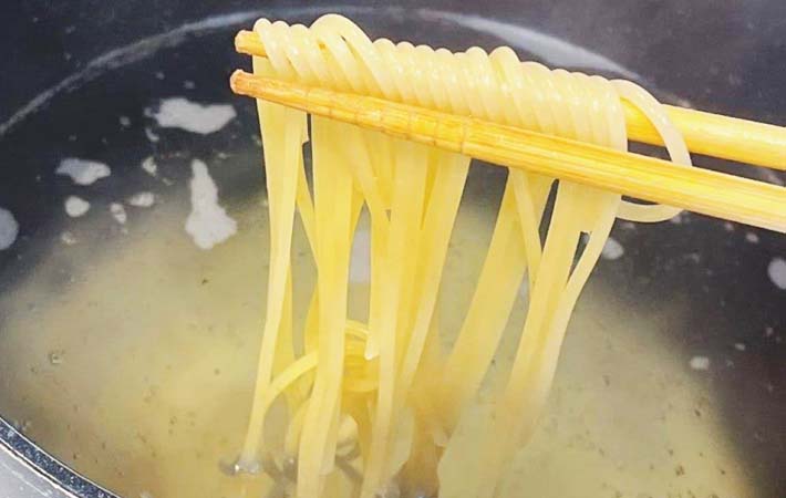 パスタを中華麺にする写真