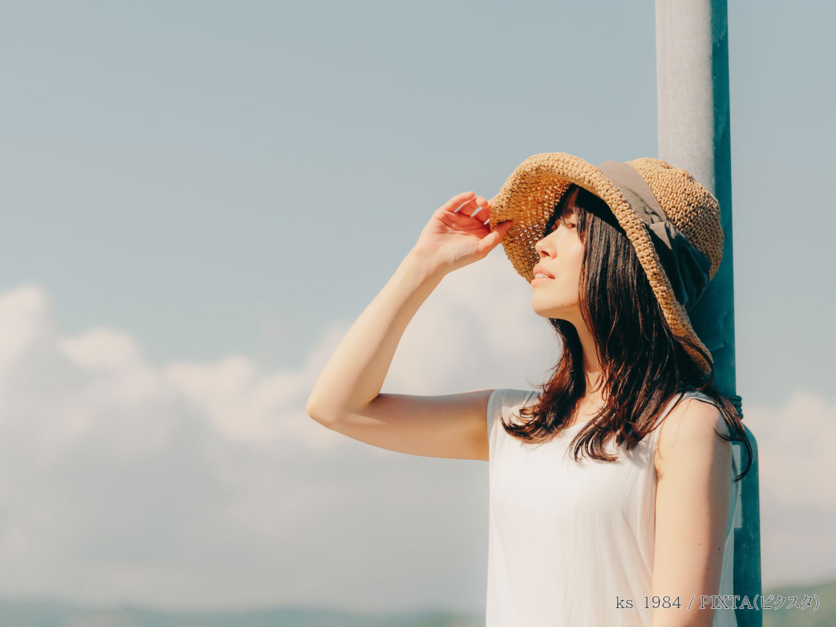 日差しを受ける女性の写真