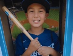 大谷翔平選手のトレーディングカードの仮装をした男の子の写真