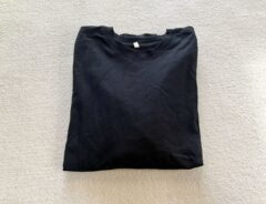 折り畳まれた黒いTシャツ