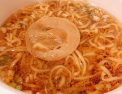 お湯が注がれたカップラーメン