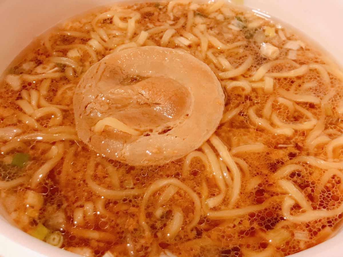 お湯が注がれたカップラーメン