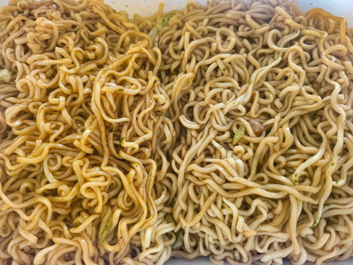 ソースを絡ませたペヤングの麺