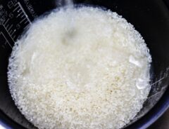 炊飯釜に水を注いでいる様子