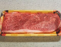 トレーに入ったステーキ肉