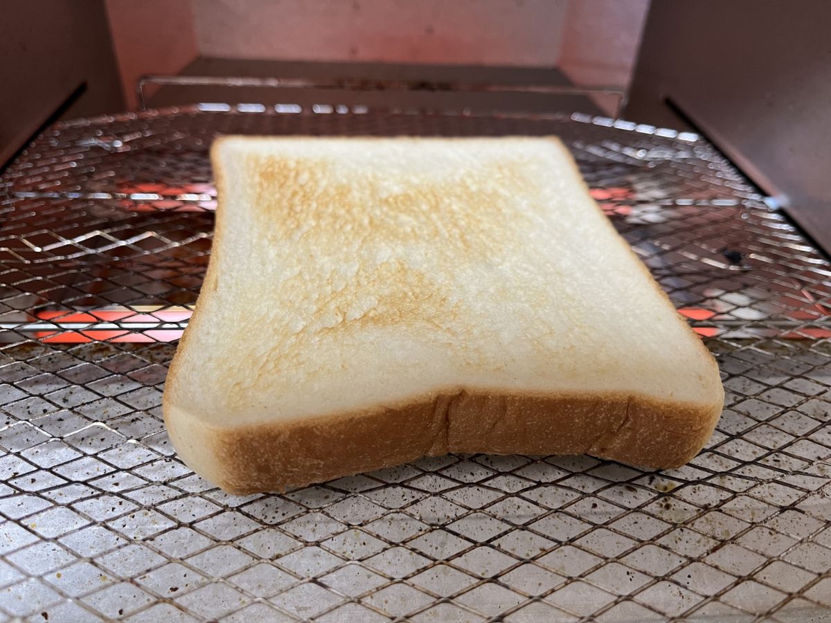 トースターの上に置かれたほんのり焼き色がついている食パン