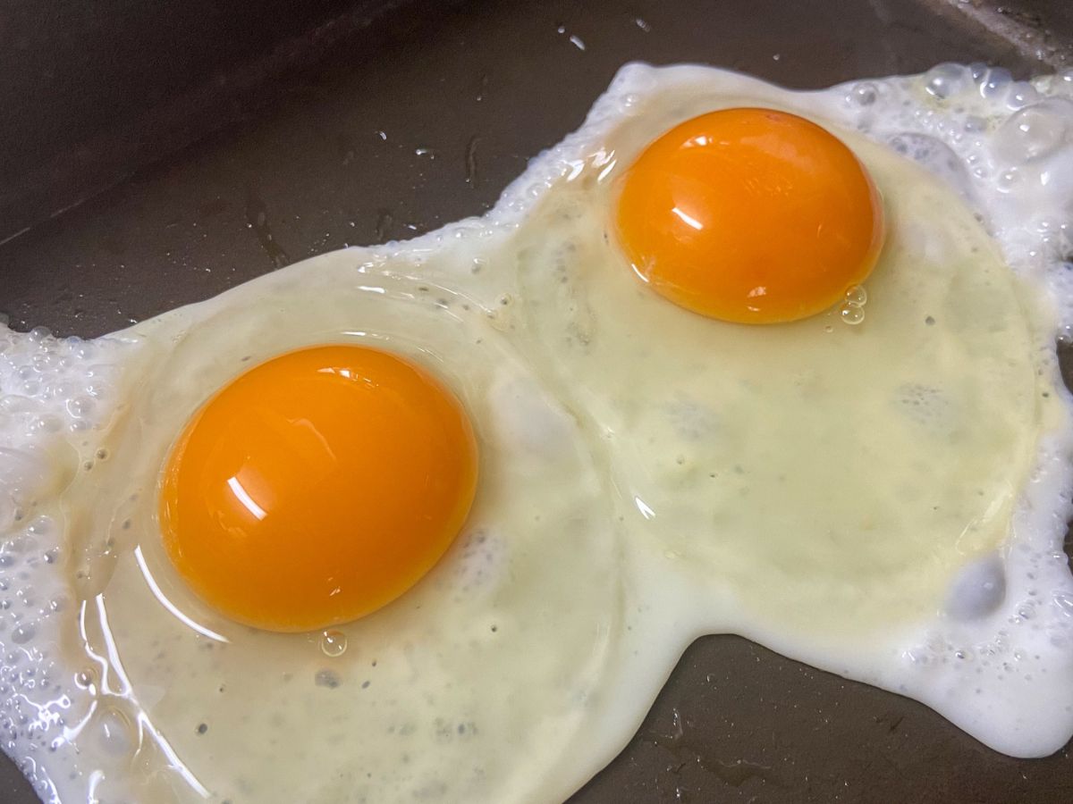 フライパンで目玉焼きを作っている様子