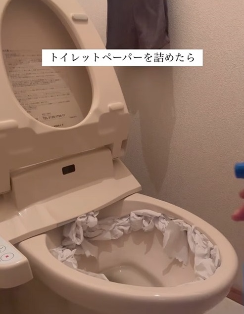 ふち裏にトイレットペーパーを詰める