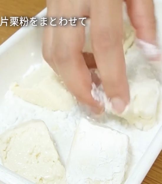 豆腐に片栗粉をまぶす様子