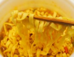 お湯の代わりに入れるのは…　カップラーメンの思わぬ食べ方に「まさかソレ？」「アリかも」