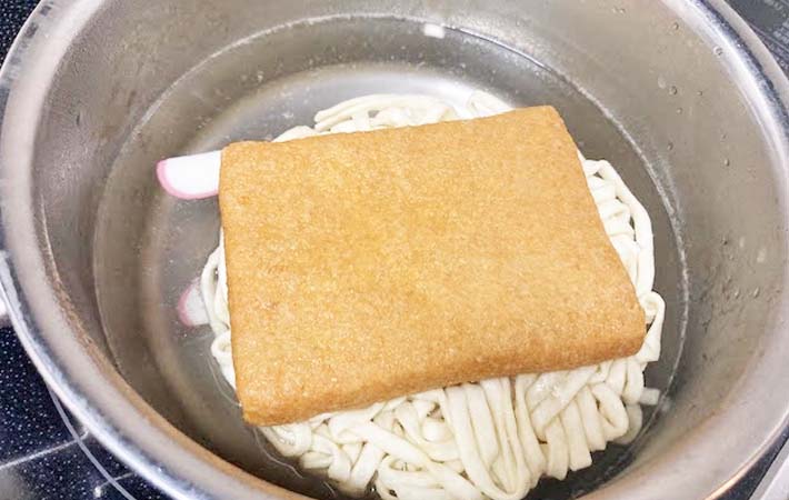 『日清のどん兵衛 きつねうどん』を鍋で作る写真