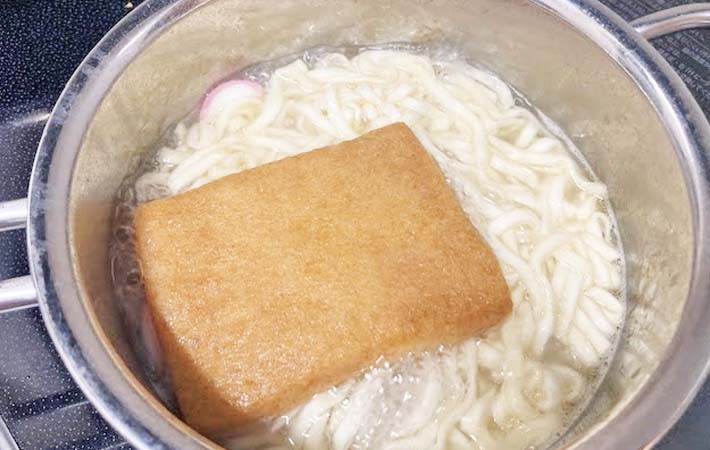 『日清のどん兵衛 きつねうどん』を鍋で作る写真