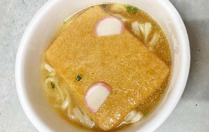 鍋で作った『日清のどん兵衛 きつねうどん』の写真