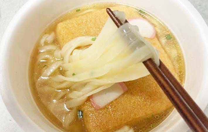 鍋で作った『日清のどん兵衛 きつねうどん』の写真