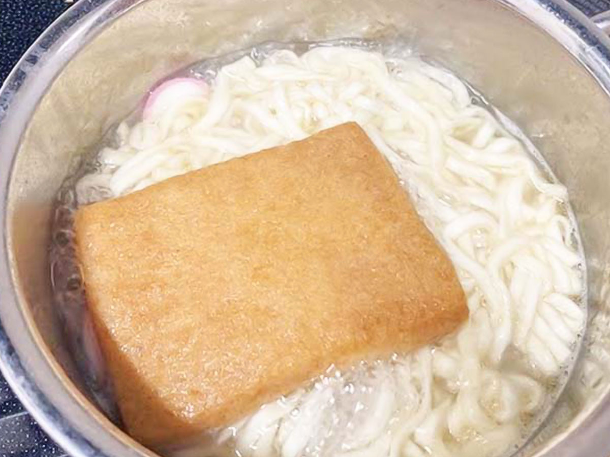 『日清のどん兵衛 きつねうどん』を鍋で作る写真