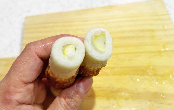 「ちくわのネギ詰め焼き」を作る写真