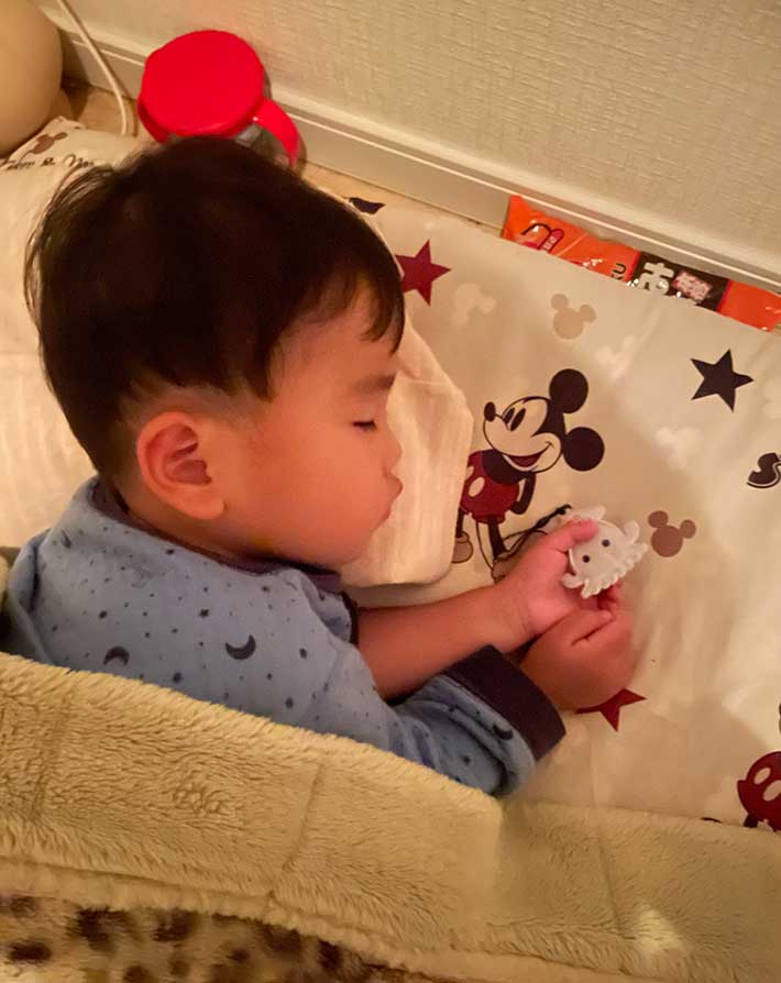 眠る子供の写真