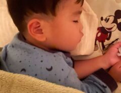 眠る子供の写真